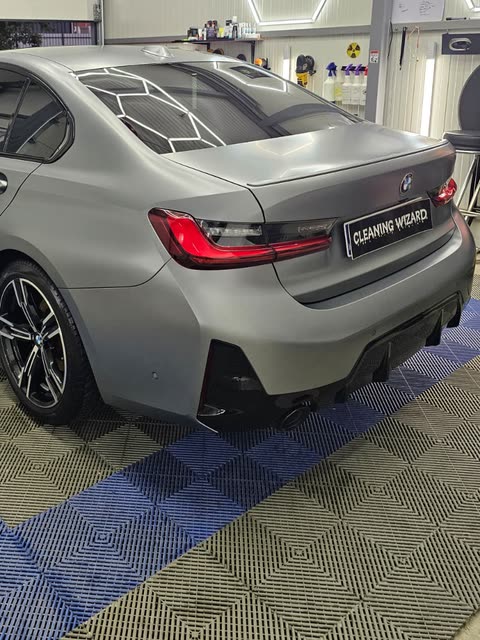 Mat sivi BMW straga, stražnje svjetlo i pločica Cleaning Wizard