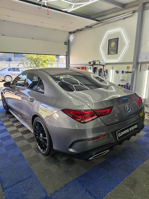 Sivi Mercedes coupé straga, garažna vrata su otvorena